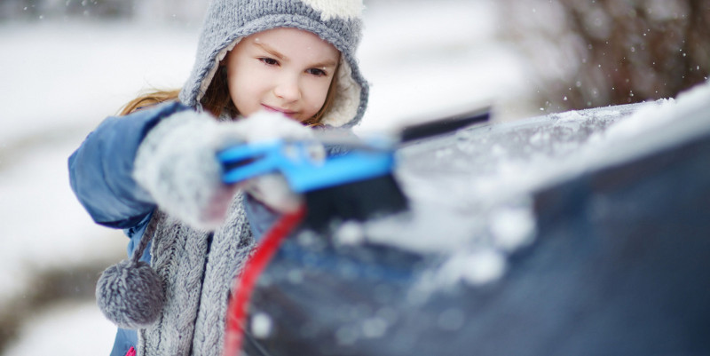 Pozor: zima, otrok in avto