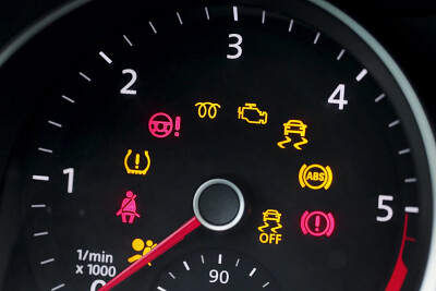 Prižgala se je lučka na armaturi vozila – kaj pa zdaj?